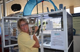 Cindy and Elmo at Pet Supermarket sm